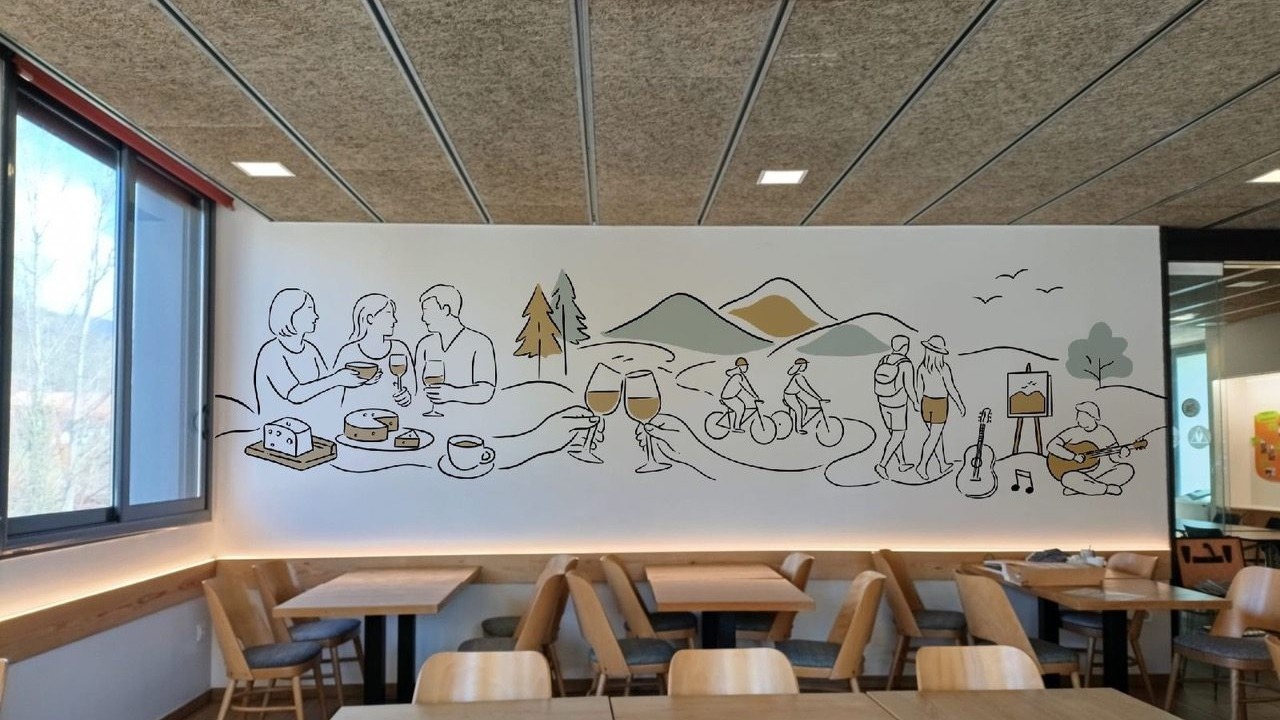 Mural il·lustrat al restaurant de Can Guetes amb persones brindant, ciclistes, senderistes i un músic entre muntanyes
