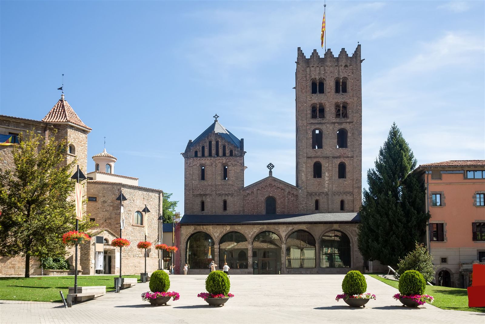 Monestir de Santa Maria de Ripoll, amb el campanar romànic i la plaça