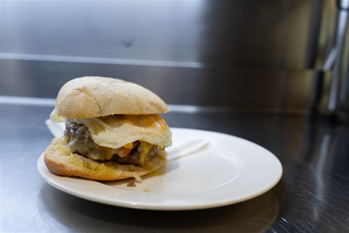 Entrepà amb hamburguesa i ou fregit de Can Guetes