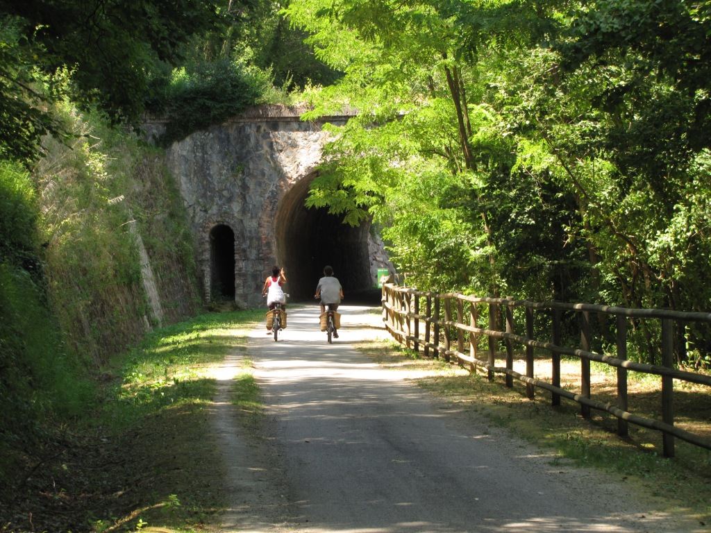 Ciclistes travessant un dels túnels de la Ruta del Ferro i del Carbó